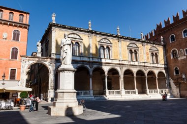 Dante heykele piazza dei sinyorlar verona, veneto, İtalya