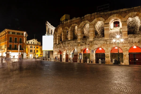 Verona piazza sutyen, gece, ven üzerinde antik Roma amfi tiyatro — Stok fotoğraf