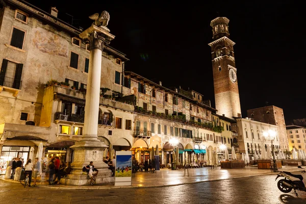 Lamperti věž a náměstí piazza delle erbe v noci, verona, veneto, jsem — Stock fotografie