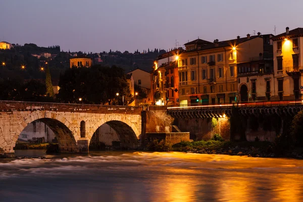 Gamle romerske bro over Adige-floden i Verona om morgenen, Vene - Stock-foto