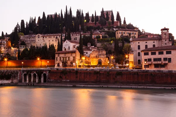 Adige flussböschung am morgen in verona, veneto, italien — Stockfoto