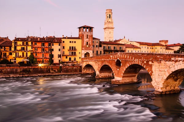 Veduta del Fiume Adige e Ponte San Pietro a Verona, Veneto, It — Foto Stock