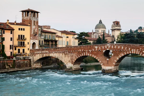 Veduta del Fiume Adige e Ponte San Pietro a Verona, Veneto, It — Foto Stock