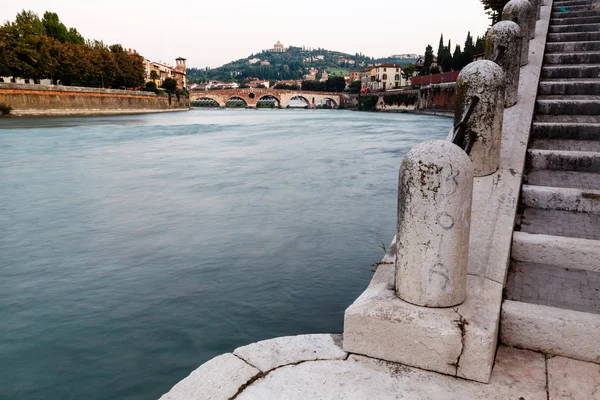 Blick auf den Fluss adige und die Peterbrücke in Verona, Venetien, es — Stockfoto