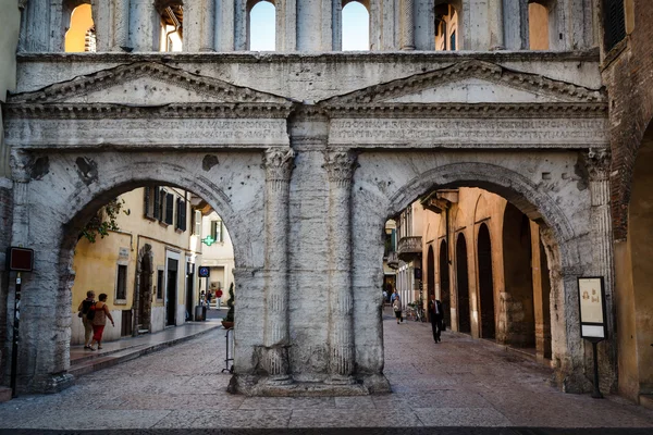 Antigua Puerta Romana Porta Borsari en Verona, Véneto, Italia —  Fotos de Stock