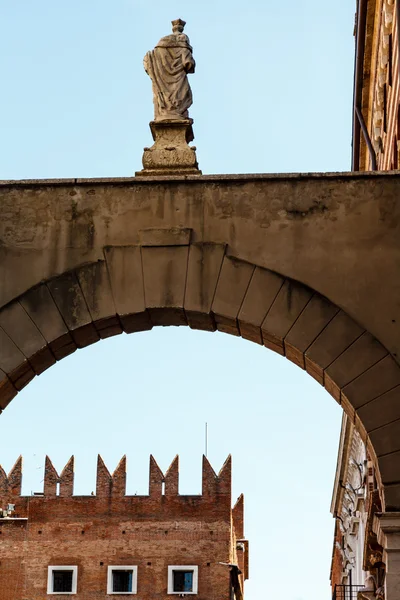 Kemer ve heykel yakınındaki piazza delle erbe verona, veneto, İtalya — Stok fotoğraf