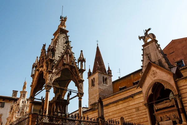 Monumento funerário gótico famoso de túmulos de Scaliger (Arche Scalig — Fotografia de Stock