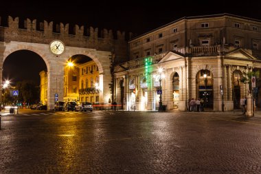 Verona piazza Bra, gece, ven duvarındaki Ortaçağ gates