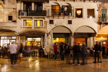 kafe olarak piazza delle erbe, gece, verona, veneto, İtalya
