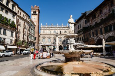 Çeşme ve piazza delle erbe Verona, üzerinde madonna'nın heykel v