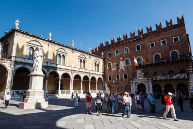 Dante heykele piazza dei sinyorlar verona, veneto, İtalya