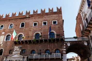 kanatlı aslan kısma piazza dei signori, veneto bölgesindeki Verona üzerinde,