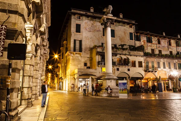 Saint Mark oszlop és a Piazza delle Erbe éjjel, Verona, Veneto — Stock Fotó