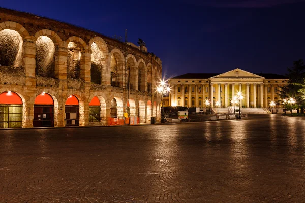 Φωτιζόμενο piazza στηθόδεσμο και αρχαίο αμφιθέατρο στη Βερόνα, ερείπι — Φωτογραφία Αρχείου