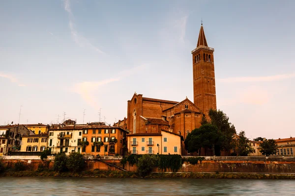 Campanile saint anastasia ve Veroně v ráno, veneto, Itálie — Stock fotografie