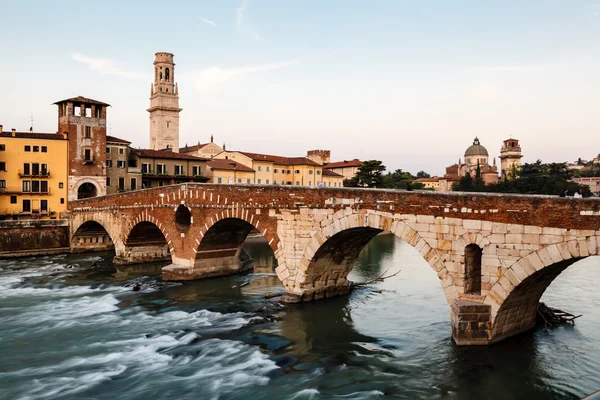 Vista del río Adige y el puente de San Pedro en Verona, Veneto, It —  Fotos de Stock