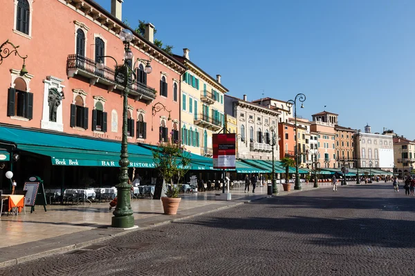 Restauranger och caféer på piazza BH i verona, regionen veneto i Italien — Stockfoto