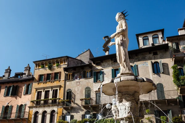 Çeşme ve piazza delle erbe Verona, üzerinde madonna'nın heykel v — Stok fotoğraf
