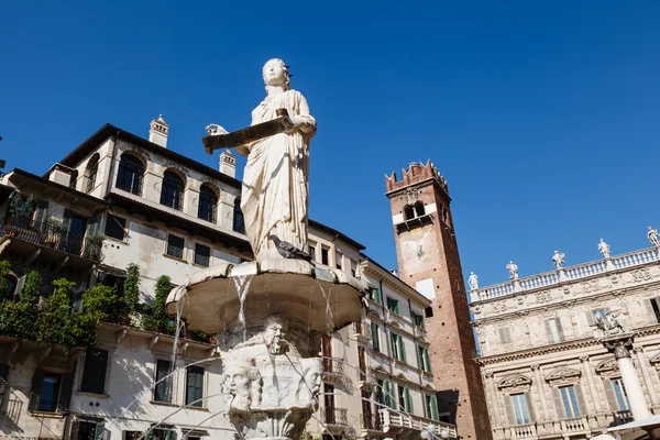 Fuente y Estatua de la Virgen en la Piazza delle Erbe de Verona, V —  Fotos de Stock