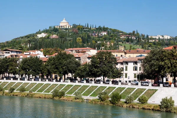 Adige River Embankment à Vérone, Vénétie, Italie — Photo