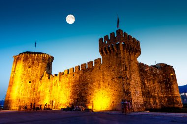 Dolunay Ortaçağ Kalesi, trogir, Hırvatistan'ın kamerlengo yukarıda