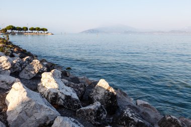 Lake garda yakınındaki şehir Sirmione akşam, Lombardiya, İtalya