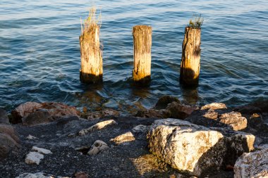 ahşap direklerin lake Garda'da sirmione, Lombardiya, İtalya