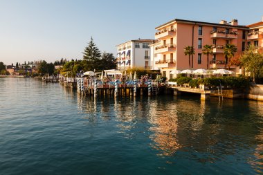 romantik kafede garda Gölü kıyısında, sirmione, İtalya