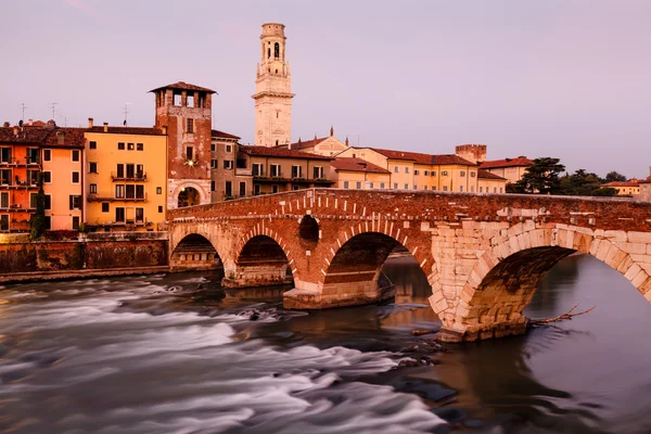 Pohled na řeky adige a Svatý Petr most ve Veroně, veneto, to — Stock fotografie