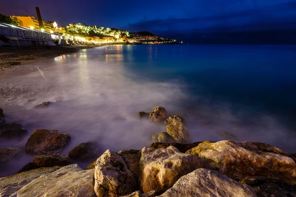 Romantische cote d'Azur strand bij nacht, nice, Franse Rivièra, Frankrijk — Stockfoto