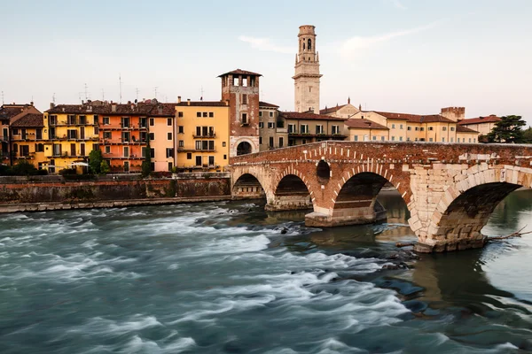 Udsigt over Adige River og Sankt Peter Bridge i Verona, Veneto, It - Stock-foto