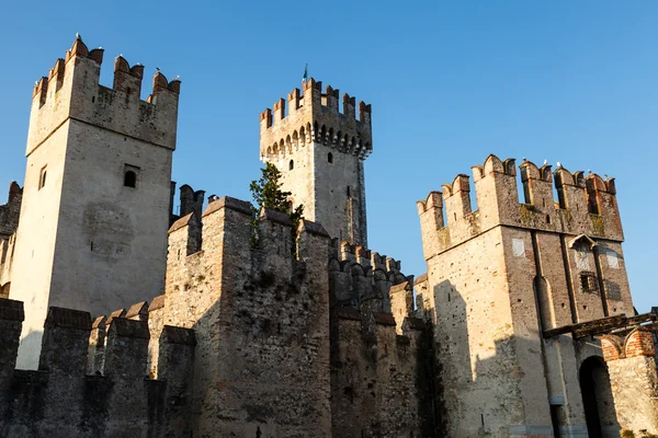 Scaliger slottet sirmione på Gardasjön i Lombardiet, Italien — Stockfoto