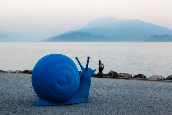 Caracol azul no Lago Garda Beach em Sirmione, Itália — Fotografia de Stock