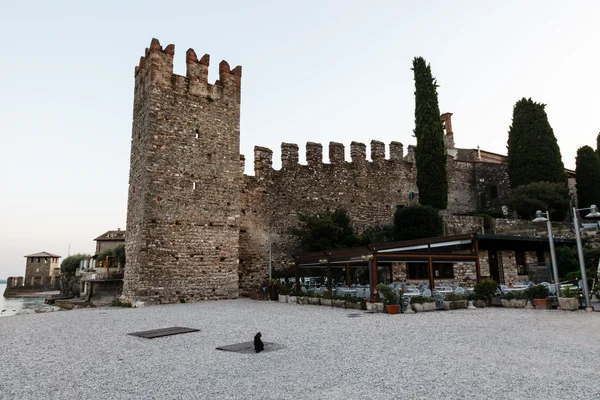 Château médiéval sur la plage rocheuse du lac de Garde à Sirmione, Non — Photo