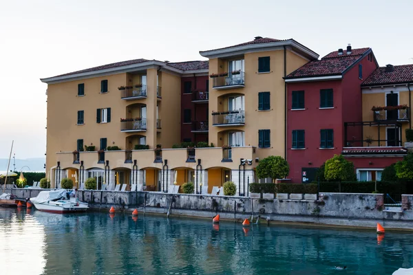 Embankment of Lake Garda in Sirmione, Italy — Stock Photo, Image