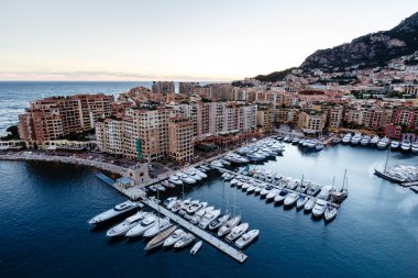 Fontvieille ve Monaco Limanı 'nda Lüks Yatlarla Havadan Görünüm,
