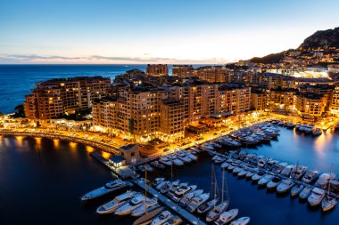 Fontvieille ve Monaco Limanı 'nda Lüks Yatlarla Havadan Görünüm,
