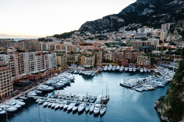 Fontvieille ve Monaco Limanı 'nda Lüks Yatlarla Havadan Görünüm,