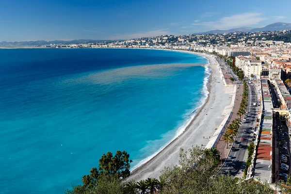 Παραλιακό δρόμο Promenade des anglais και την όμορφη παραλία στο ωραίο, γαλλική rivier — Φωτογραφία Αρχείου