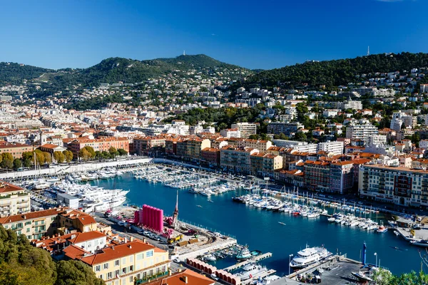 Luftaufnahme des Hafens schöner und luxuriöser Yachten an der französischen Riviera, — Stockfoto