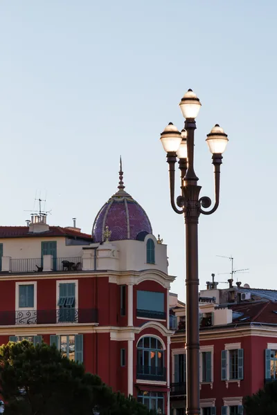 Lamppost retroiluminado em Massena Place em Nice, França — Fotografia de Stock