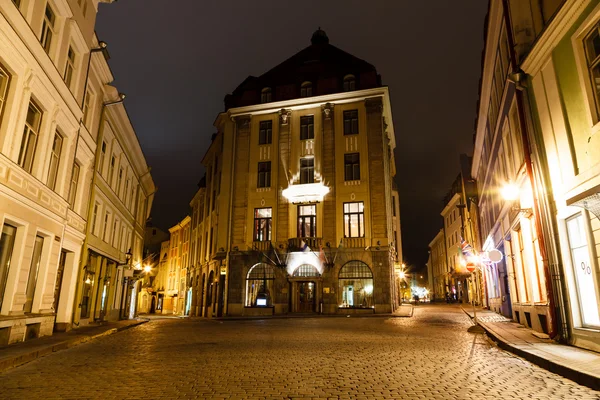 Straat van oude tallinn in de nacht, Estland — Stockfoto