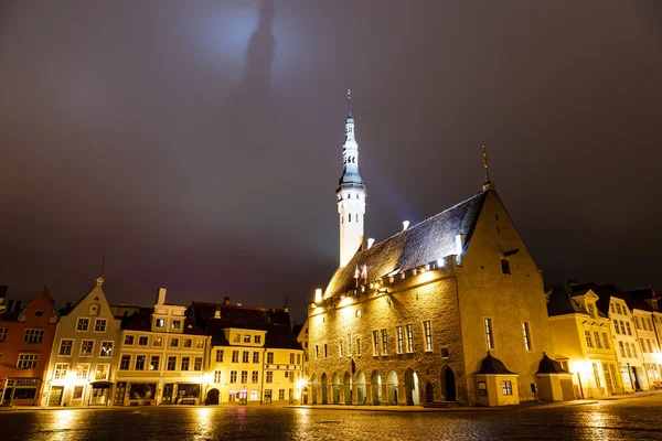Tallinnská radnice v noci stín obsazení na obloze, Estonsko — Stock fotografie