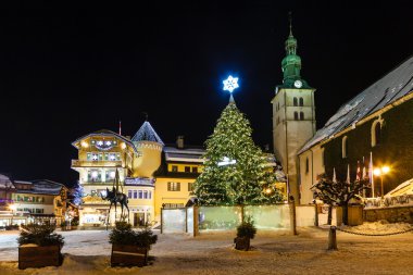 megeve Noel arifesinde, Fransız al, ışıklı merkezi kare