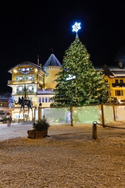 megeve Noel arifesinde, Fransız al, ışıklı merkezi kare