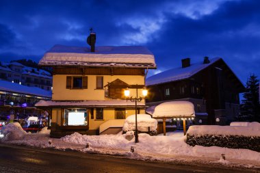 megeve Noel arifesinde ışıklı cadde Fransız alps, fran