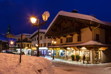 megeve Noel arifesinde ışıklı cadde Fransız alps, fran
