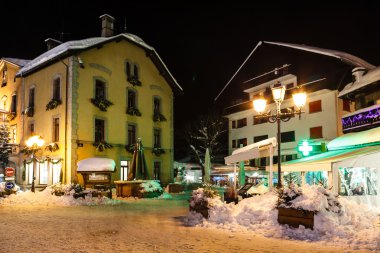 megeve Noel arifesinde ışıklı cadde Fransız alps, fran