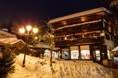 megeve Noel arifesinde ışıklı cadde Fransız alps, fran