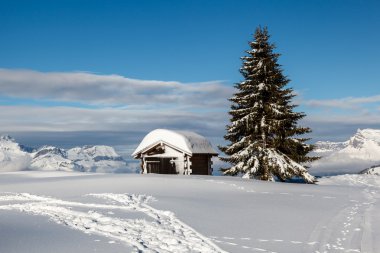 dağ tepe üzerinde küçük kulübe Fransız alps, megeve, Fransa